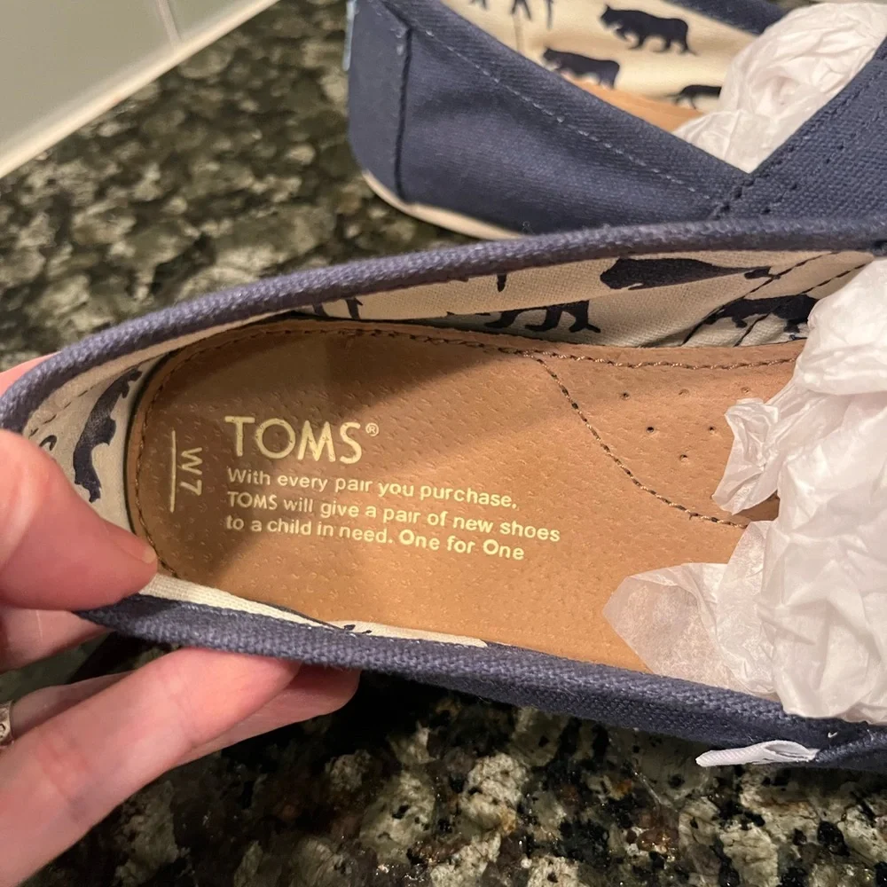 TOMS Rare Woman’s Navy Slip-Ons Cavas with Dachshund Dog Graphic Print size 7